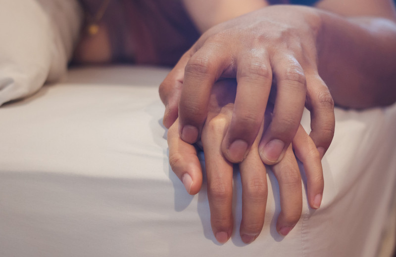 Как наладить контакт с партнером через прикосновения и интимную близость