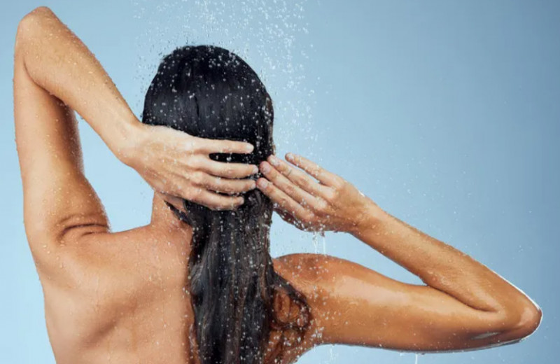 О чем молчат профессиональные парикмахеры: как мыть голову, чтобы волосы были густыми и блестящими