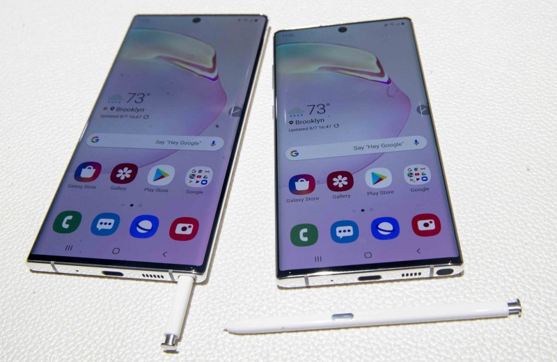 Samsung представил два новых смартфона