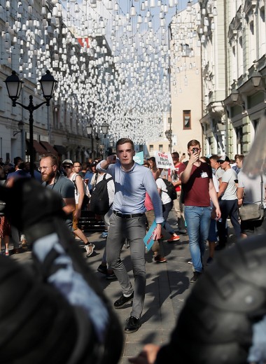 «Я не за Путина, я за любовь»: как малый бизнес в центре Москвы переживает уличные протесты