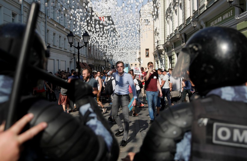 «Я не за Путина, я за любовь»: как малый бизнес в центре Москвы переживает уличные протесты