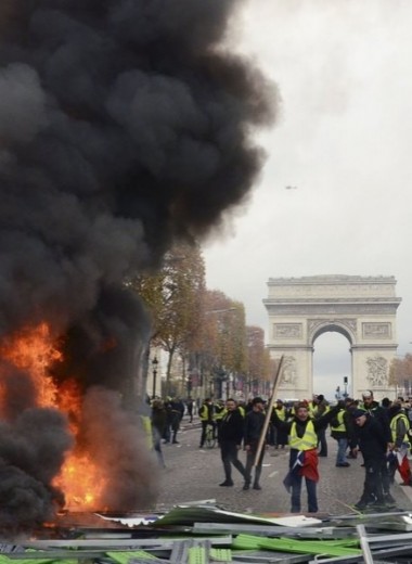 Протесты во Франции: горящие баррикады, слезоточивый газ и 130 задержанных