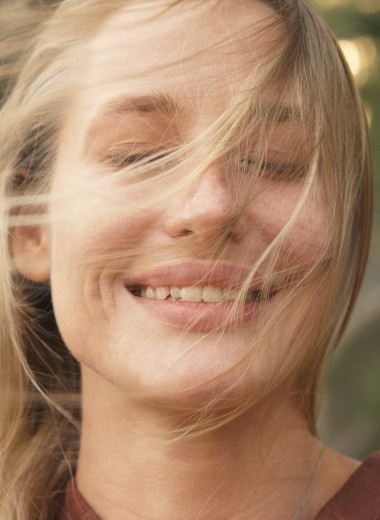 Весенний ветер и кожа: почему увлажнение не спасает и когда надо подключать аппараты