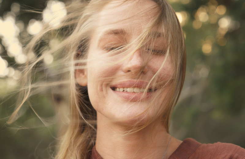 Весенний ветер и кожа: почему увлажнение не спасает и когда надо подключать аппараты