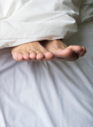 Почему мы всегда спим на определенной стороне кровати: догадки ученых