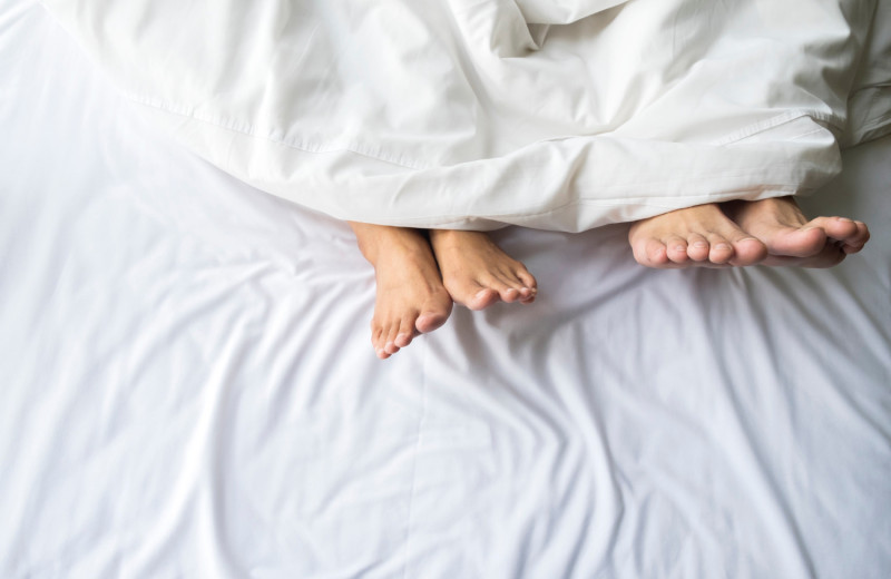 Почему мы всегда спим на определенной стороне кровати: догадки ученых
