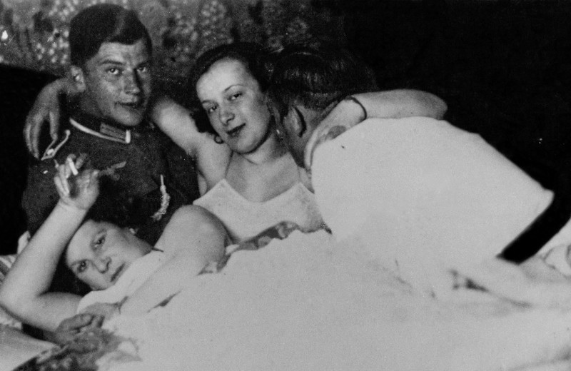 В постели с врагом: как после войн женщин преследовали за отношения с противниками