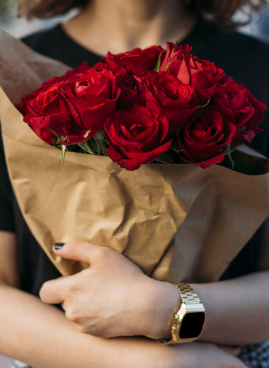 Розы за полмиллиона: почему женщинам принято дарить цветы и при чем здесь 8 Марта