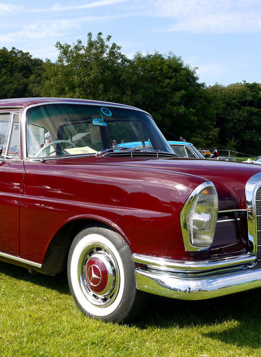 Авто для канцлера и секретаря обкома: чем похожи «Чайка» и Mercedes Heckflosse