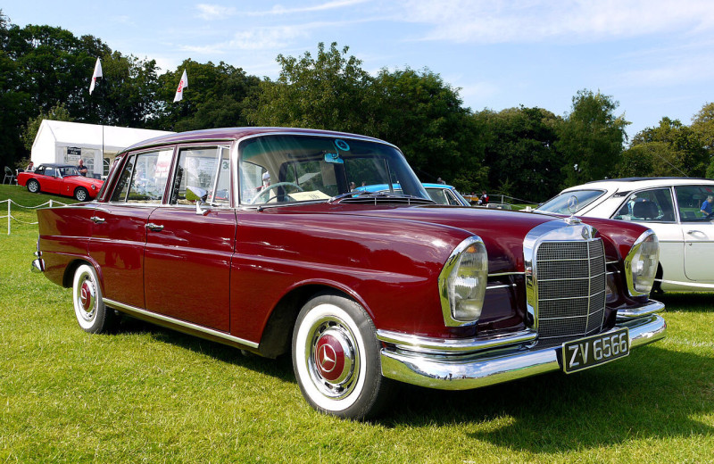 Авто для канцлера и секретаря обкома: чем похожи «Чайка» и Mercedes Heckflosse