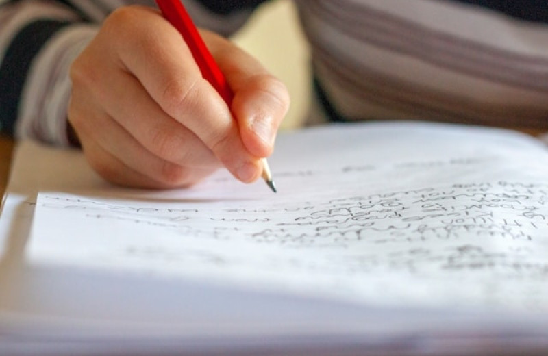 Глобальное исследование показывает, что лучше для мозга: писать от руки и печатать
