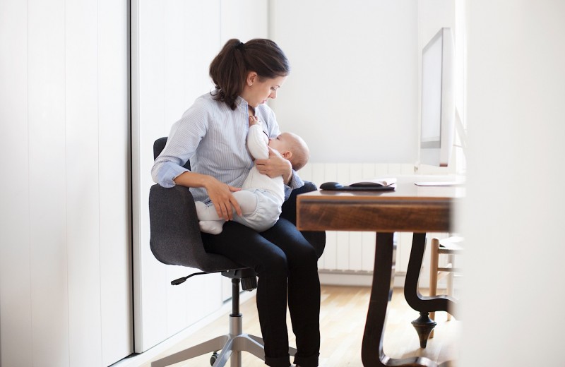 «Кормление грудью — пуля в голову карьеры»: с какими проблемами сталкиваются на работе молодые матери