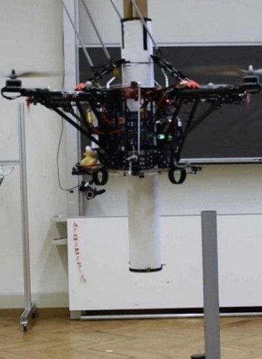 Швейцарцы научили дрон насаживаться на стержни и переносить их по воздуху