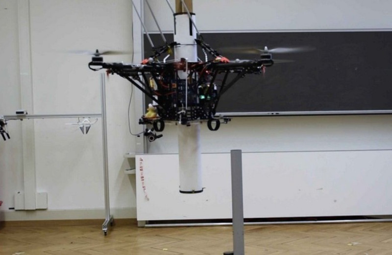 Швейцарцы научили дрон насаживаться на стержни и переносить их по воздуху