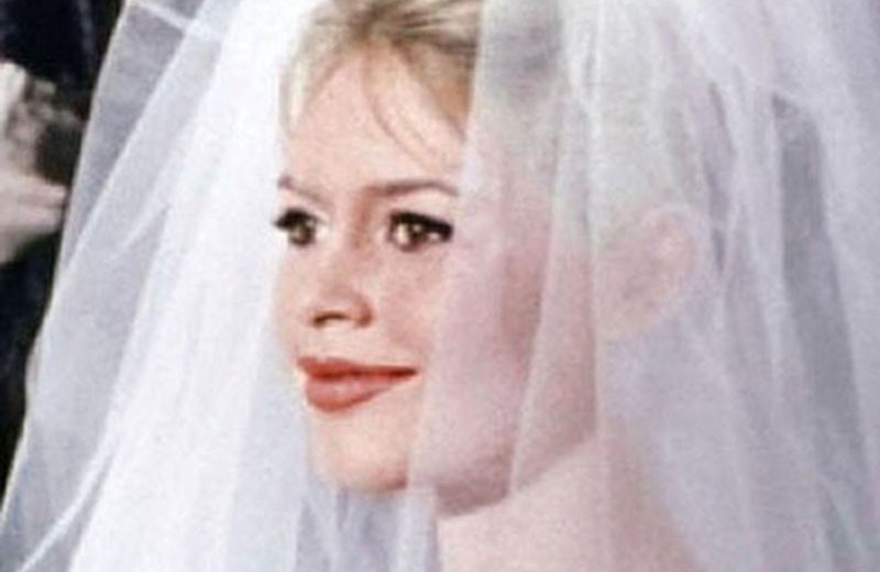 Ах, эта свадьба: как менялись образы звездных невест — от макияжа до прически