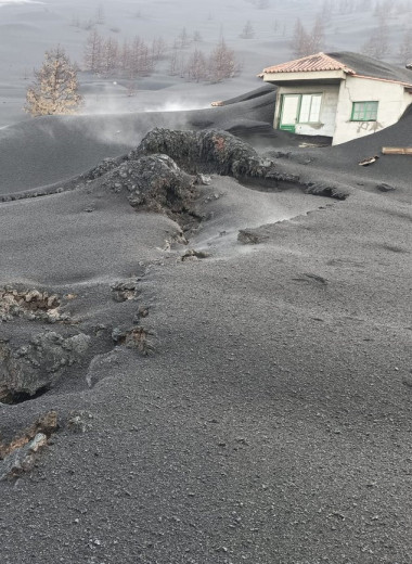 Дома, погребенные среди лавы и пепла: последствия извержения на Канарах