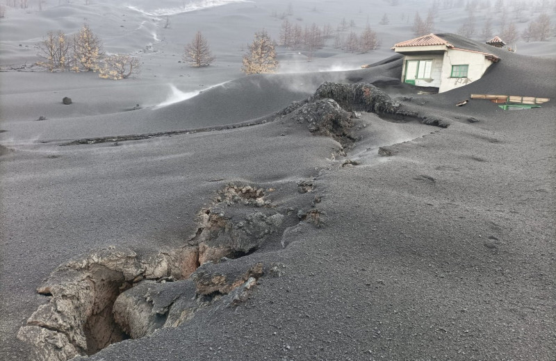 Дома, погребенные среди лавы и пепла: последствия извержения на Канарах