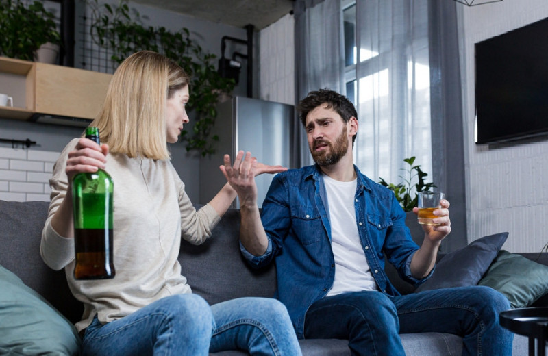 Насильное лечение и вера в светлое будущее: 7 главных ошибок семьи алкоголика