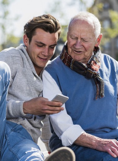 Киберстарость: как приучить пожилых людей к новым технологиям
