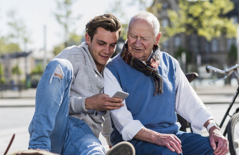 Киберстарость: как приучить пожилых людей к новым технологиям
