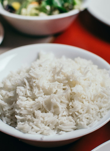 Как превратить обычный рис в невероятно вкусный гарнир с помощью одного ингредиента