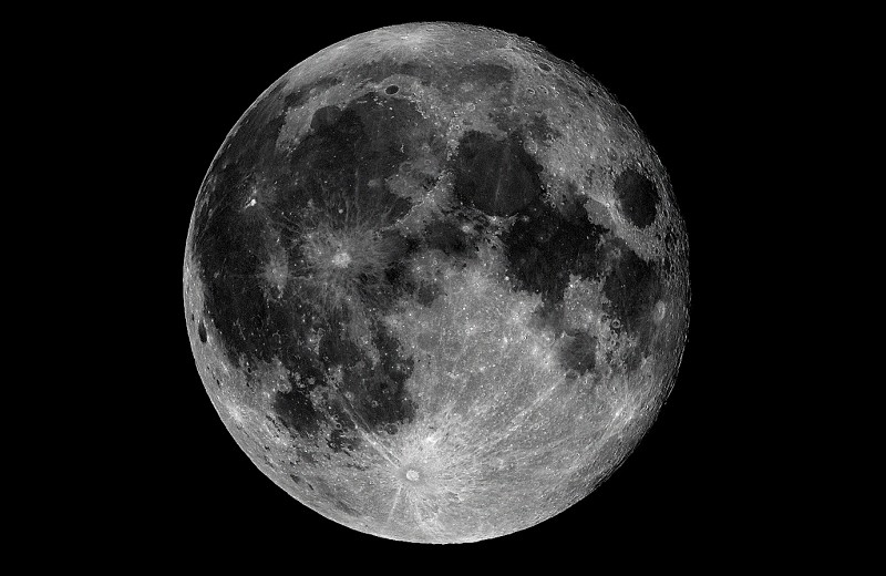 Столкновение с загадочным объектом навсегда изменило Луну