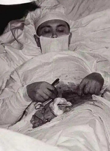 Как такое возможно: советский хирург Леонид Рогозов взял в руки скальпель и вырезал себе аппендицит