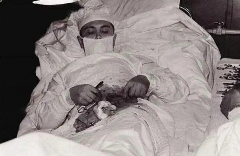 Как такое возможно: советский хирург Леонид Рогозов взял в руки скальпель и вырезал себе аппендицит