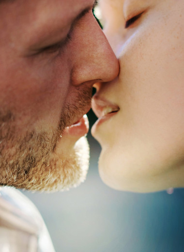 Помогают похудеть, улучшают память: 6 важных фактов о поцелуях