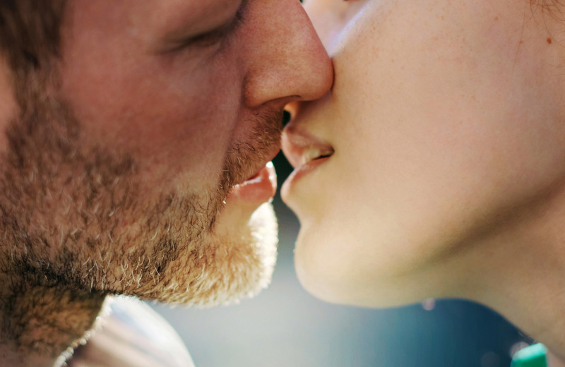 Помогают похудеть, улучшают память: 6 важных фактов о поцелуях