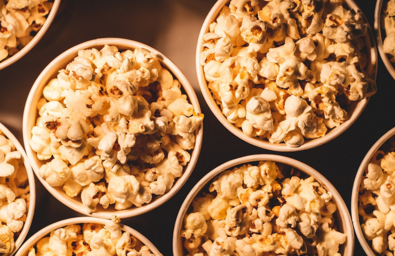 Неотъемлемая часть киносеанса: откуда взялась традиция есть попкорн за просмотром фильма в кинотеатре