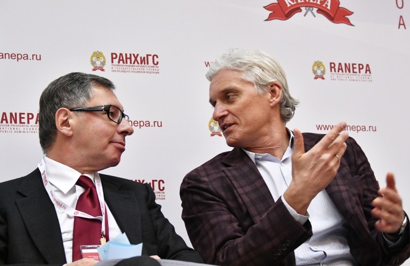 «Нужно живое общение»: Авен и Тиньков поспорили о необходимости банковских отделений