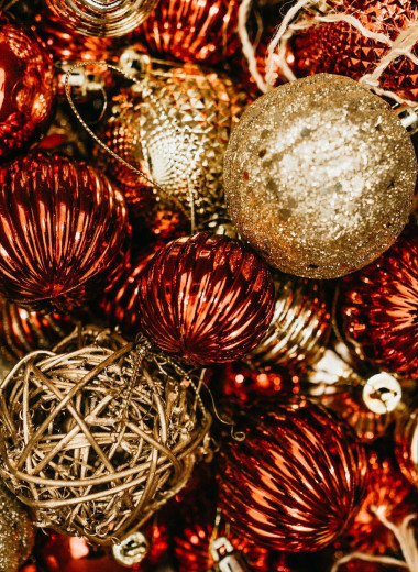 «И вот она нарядная на праздник к нам пришла»: кто и как придумал украшать новогоднюю елку игрушками?
