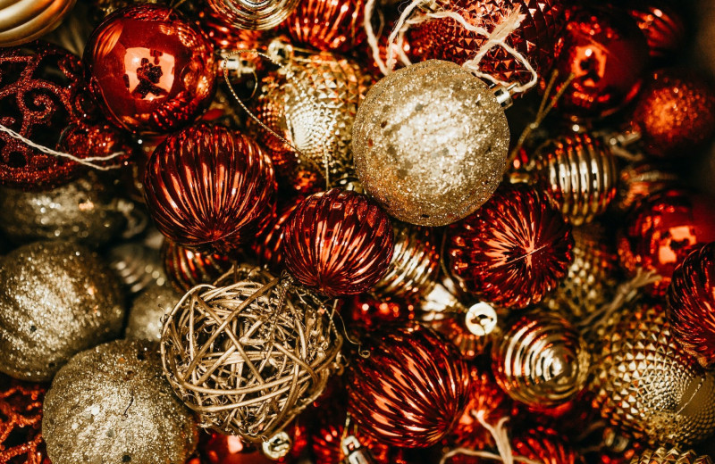 «И вот она нарядная на праздник к нам пришла»: кто и как придумал украшать новогоднюю елку игрушками?