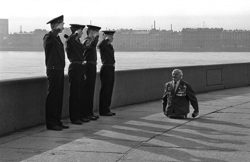 История одной фотографии: моряки отдают честь безногому ветерану Великой Отечественной войны