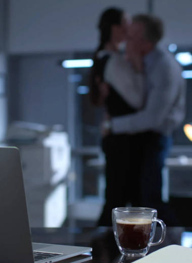 4 причины, по которым мужчины часто заводят романы на работе, и что с этим делать