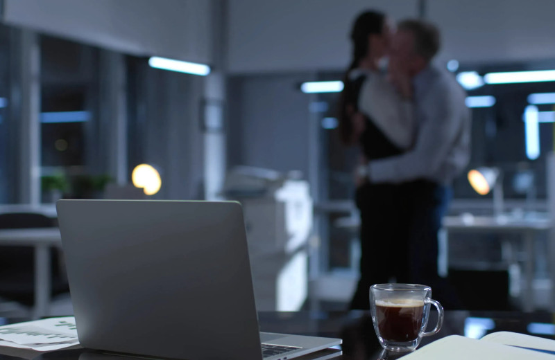 4 причины, по которым мужчины часто заводят романы на работе, и что с этим делать