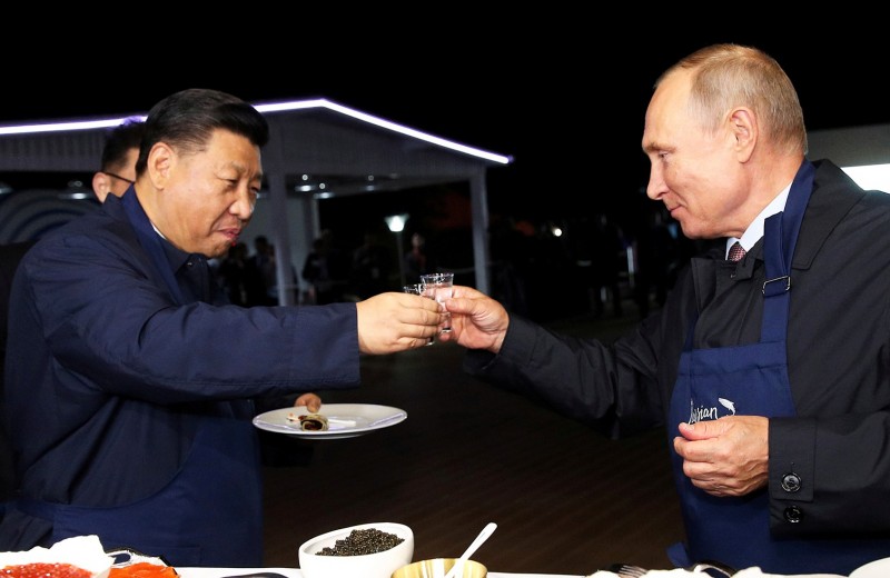 Мир без доллара: Путин предложил партнерам ВЭФ расчеты в тугриках