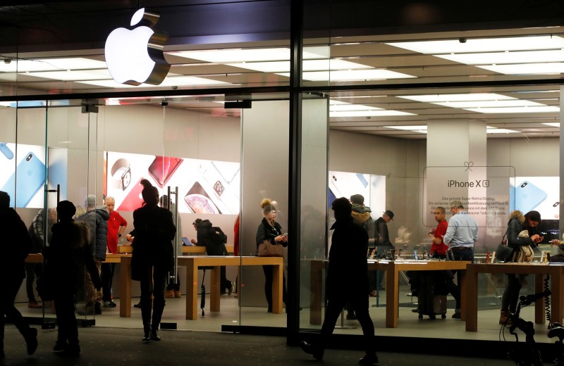 Продажи iPhone упали почти на 20%. Как Apple собирается вернуть интерес покупателей