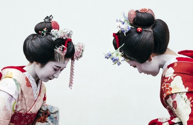 Лепестки хризантем и жемчужная пудра: 7 древних секретов красоты японских гейш