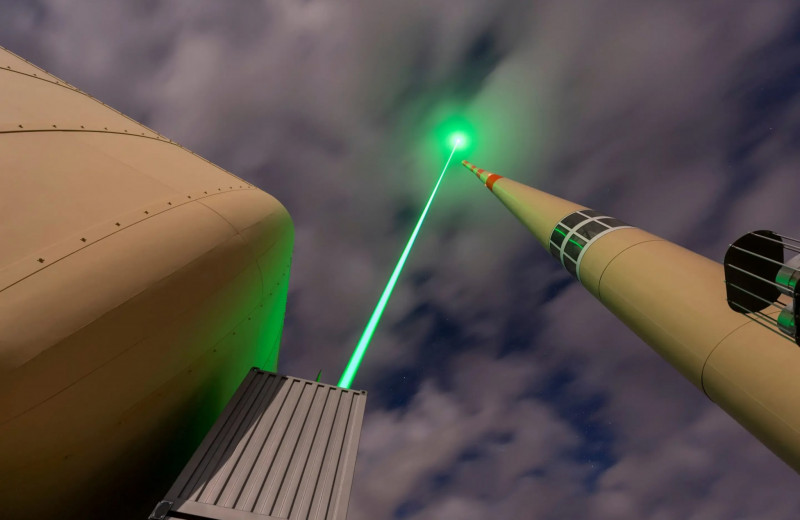 Ученые испытали лазерный громоотвод — он намного эффективнее обычного металлического стержня