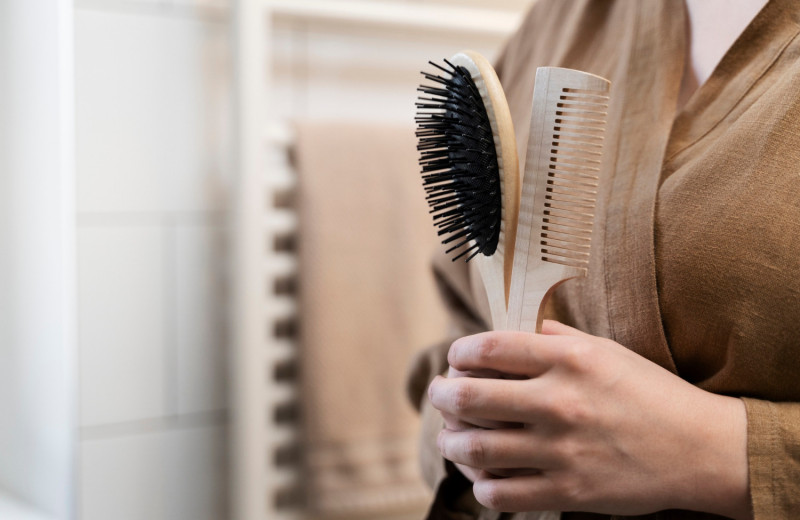 Как очистить расческу от волос и грязи: 5 гениальных лайфхаков
