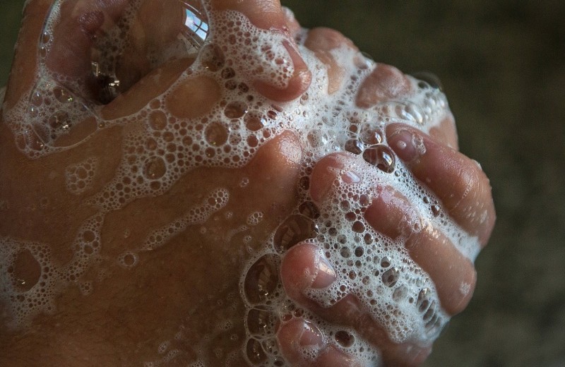 Вымойте руки: какие предметы опасны для здоровья