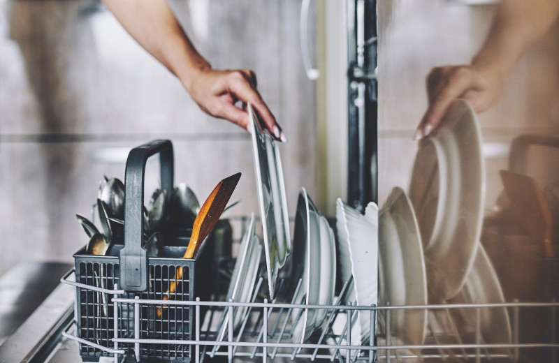 Это угробит вашу посуду! 9 вещей, которые ни в коем случае нельзя мыть в посудомоечной машине