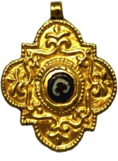 Элемент золотой подвески из Новгорода изготовили из римской мозаики