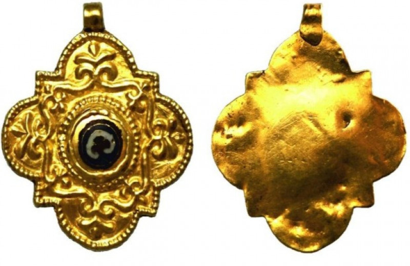 Элемент золотой подвески из Новгорода изготовили из римской мозаики