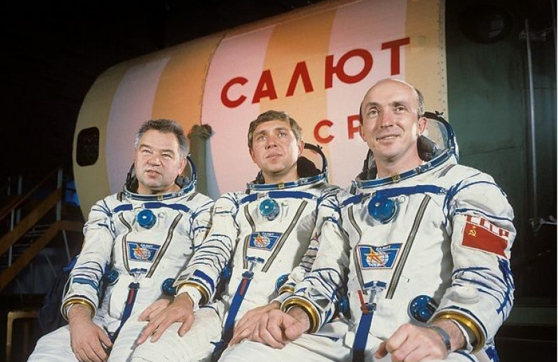 Невероятная история употребления алкоголя в космосе, рассказанная космонавтом Гречко