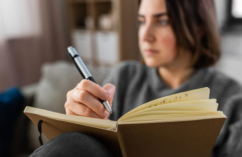 Справляемся с тревогой в домашних условиях: 6 вопросов автору техники «экспрессивное письмо»