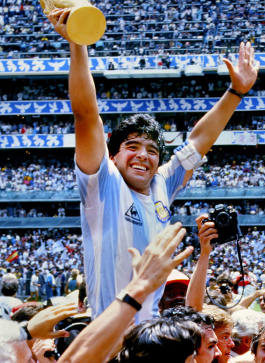 От трущоб до мировой славы: пять главных эпизодов жизни Марадоны