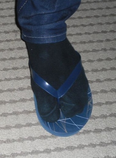 Почему люди носят сандалии именно с носками? Всему виной Древняя Греция и СССР